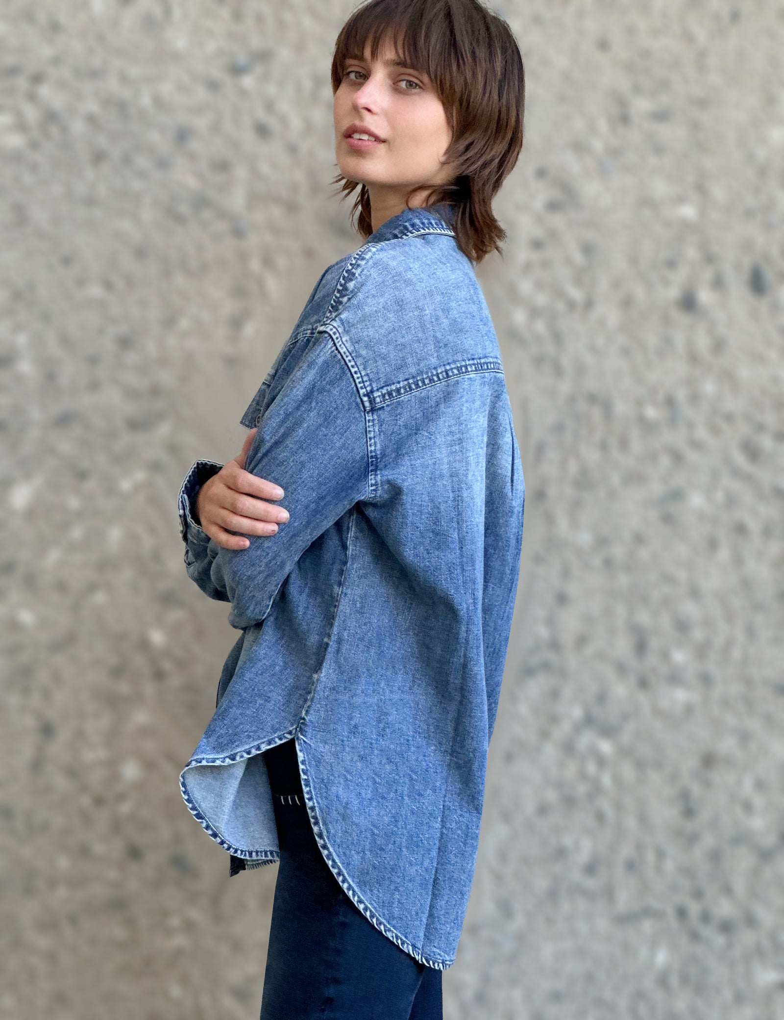 Women’s Oversized Denim Shirt– Wash Lab Blue Ice / L